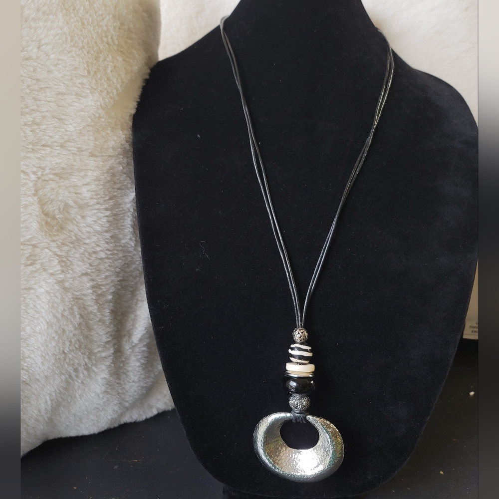 Chico's New With Tags, Hammered Silvertone Pendant Necklace -NWT - Picture 4 of 8